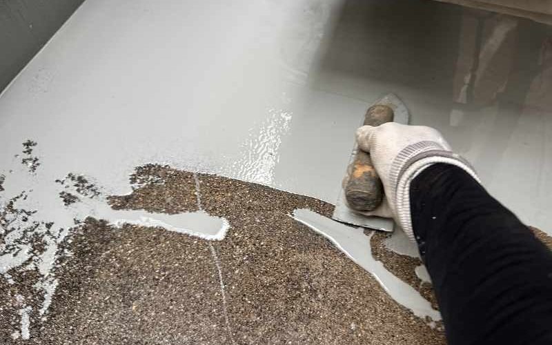 ベランダ防水樹脂塗装中
